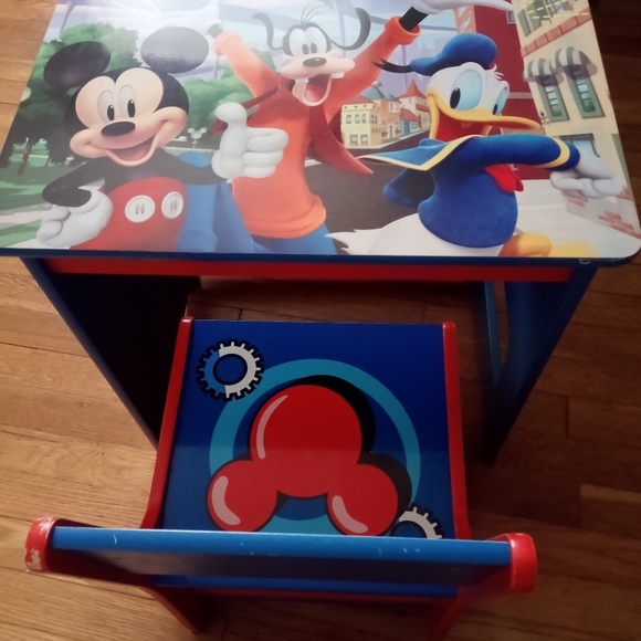 Mickey Mouse table and chairs - Picture 5 of 7